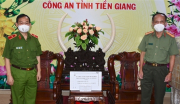Công an TP Hồ Chí Minh tặng quà hỗ trợ Công an tỉnh Tiền Giang chống dịch COVID-19