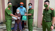 Công an xã Thanh Liệt hỗ trợ người dân khó khăn trong mùa dịch COVID-19