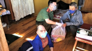 Công an Đà Lạt hỗ trợ lương thực cho người khuyết tật