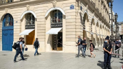 Băng cướp mặc vest xịn "khoắng" trang sức trị giá 10 triệu euro giữa Paris
