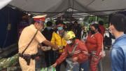 Cảnh sát giao thông Hà Nội tận tình hỗ trợ người dân từ phía Nam về quê