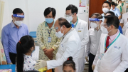 Chủ tịch nước Nguyễn Xuân Phúc thăm và tặng quà cho các bệnh nhi Bệnh viện Nhi đồng