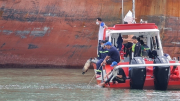 Tìm kiếm nạn nhân mất tích, chống tràn dầu và trục vớt sà lan bị chìm