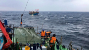 Cảnh sát biển cứu ngư dân trên tàu cá gặp nạn