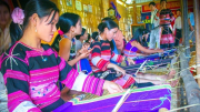 Phát triển nghề dệt thổ cẩm gắn với du lịch cộng đồng