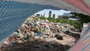 Hà Nội đổ rác ở đâu khi hồ chứa nước bãi rác Nam Sơn quá tải?
