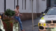 Cảnh sát Na Uy bắn gục gã đàn ông cởi trần định đâm dao người đi đường