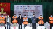 Trao tặng 15.000 bộ áo phao cứu sinh cho ngư dân nghèo tại 12 tỉnh miền Trung