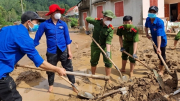 Tuổi trẻ Công an Bình Định giúp dân khắc phục hậu quả sạt lở núi Cấm