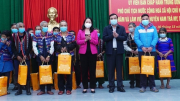 Phó Chủ tịch nước Võ Thị Ánh Xuân tặng quà người dân vùng sạt lở ở tỉnh Quảng Nam