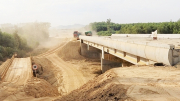 Cao tốc Cam Lộ - La Sơn chậm tiến độ do thiếu hụt vật liệu san lấp