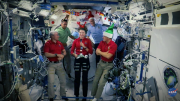Các phi hành gia ngoài vũ trụ đón Giáng sinh như thế nào?
