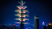 Pháo hoa, ánh sáng rực sáng bầu trời Á- Âu chào đón năm mới 2022