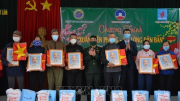 Trao tặng cờ Tổ quốc và quà Tết cho ngư dân tại Nam Định
