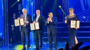 Ba nhà khoa học với công nghệ vaccine mRNA nhận giải thưởng VinFuture 3 triệu USD