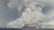 Vụ núi lửa phun trào ở Tonga mạnh gấp 500 lần quả bom nguyên tử hủy diệt Hiroshima