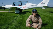 Nữ phi công trẻ nhất một mình bay vòng quanh thế giới