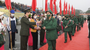Thứ trưởng Trần Quốc Tỏ dự lễ giao nhận tân binh tại huyện Thanh Trì