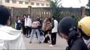Nữ sinh bị bạn đánh hội đồng trước cổng trường