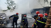 Dập tắt đám cháy khu vực bếp quán "Làng nướng sinh viên"