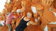 Điêu khắc trên cát “kén” nghệ nhân Việt