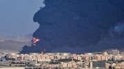 Kho dầu khổng lồ của Arab Saudi bị Houthi bắn phá, giá dầu lại tăng