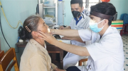 Bác sĩ trẻ tình nguyện khám bệnh, cấp thuốc miễn phí cho người nghèo