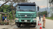 Tránh "chim mồi" báo chốt, CSGT Hà Giang hóa trang bắt xe quá tải