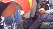 Cảnh sát cắt cabin giải cứu tài xế mắc kẹt trong xe tải