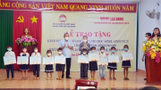 Nguyên Phó Thủ tướng Trương Hòa Bình tặng quà học sinh, sinh viên