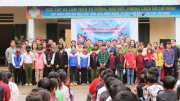 Trường Cao đẳng ANND I tặng quà cho học sinh nghèo tại Hà Giang