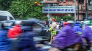 Hà Nội tắc đường, CSGT đội mưa phân luồng trong cái rét nàng Bân