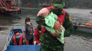 Bé gái 1 tuổi rơi xuống biển được bộ đội Biên phòng cứu sống