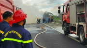 Cảnh sát lao vào lửa, dập tắt đám cháy xe chở dầu trên cao tốc