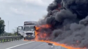 Cháy xe chở dầu nhớt trên cao tốc TP Hồ Chí Minh-Trung Lương