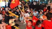 Phố đi bộ Nguyễn Huệ nhuộm đỏ trong trận đại thắng của U23 Việt Nam