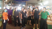 Tìm người bán hàng ở ngoài chợ Sóc Sơn bị thu tiền trái quy định