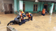Cảnh sát giải cứu nhiều người dân mắc kẹt trong mưa lũ ở Lạng Sơn