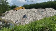 Đổ trộm hàng trăm tấn chất thải công nghiệp ra môi trường
