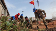 Lính quân y mũ nồi xanh Việt Nam trồng cây xanh mừng Sinh nhật Bác