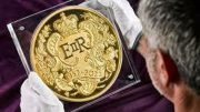 Đồng xu khổng lồ kỷ niệm Đại lễ bạch kim của Nữ hoàng Anh