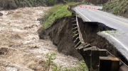 Công viên nổi tiếng nhất nước Mỹ đóng cửa vì lũ lụt lịch sử