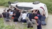 Hàng chục người giải cứu ô tô mất lái, lật ngửa dưới mương nước