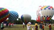 Du khách thích thú với lễ hội khinh khí cầu tại Cố đô Huế