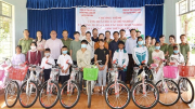 Tặng xe đạp cho học sinh nghèo vượt khó