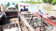 Bắt 3 tàu khai thác cát trái phép trên sông Đáy