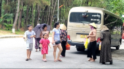 Tái diễn tình trạng người bán hàng rong níu kéo du khách tại Ngã ba Đồng Lộc
