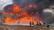 Cháy lớn thiêu rụi kho vật tư nông nghiệp