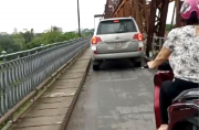 Qua Fanpage, xử lý lái xe ô tô đi lên cầu Long Biên