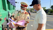 Cận cảnh CSGT cắt thùng xe quá khổ, đo "ma men" ở Quảng Nam